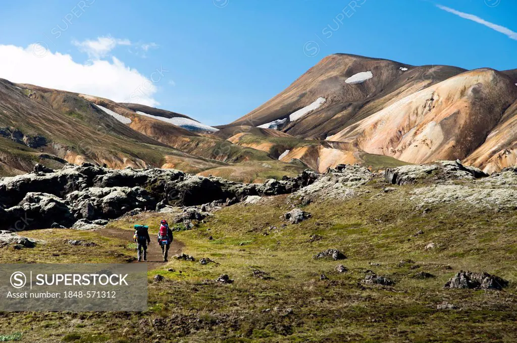 Hikers, Laugahraun lava field and rhyolite mountains on the Laugavegur hiking trail, Landmannalaugar Hrafntinnusker, Fjallabak Nature Reserve, Highlan...