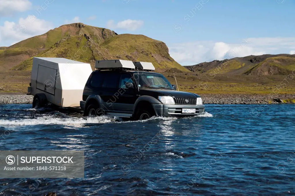 Jeep with a trailer crossing the Bláfjallakvísl glacial river, ford on the Laugavegur hiking trail, Álftavatn-Emstrur, Highlands of Iceland, Iceland, ...