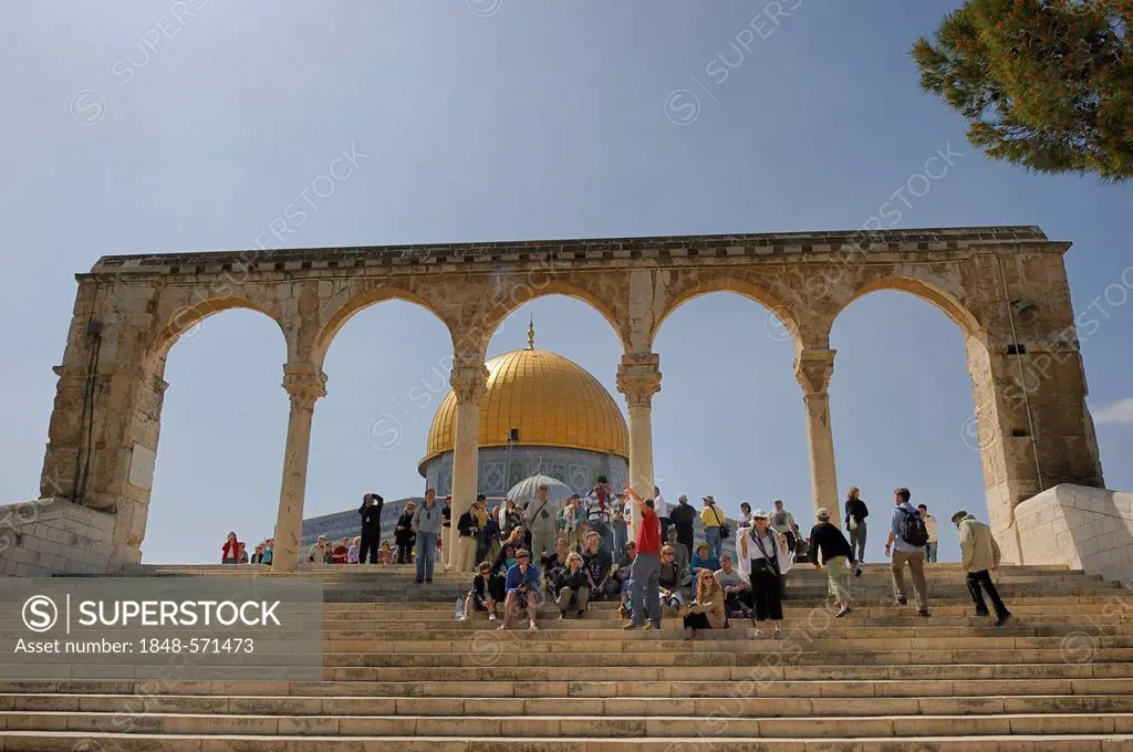 Large tour group on the steps of the Dome of the Rock at the Temple Mount, Muslim Quarter, Old City, Jerusalem, Israel, Middle East