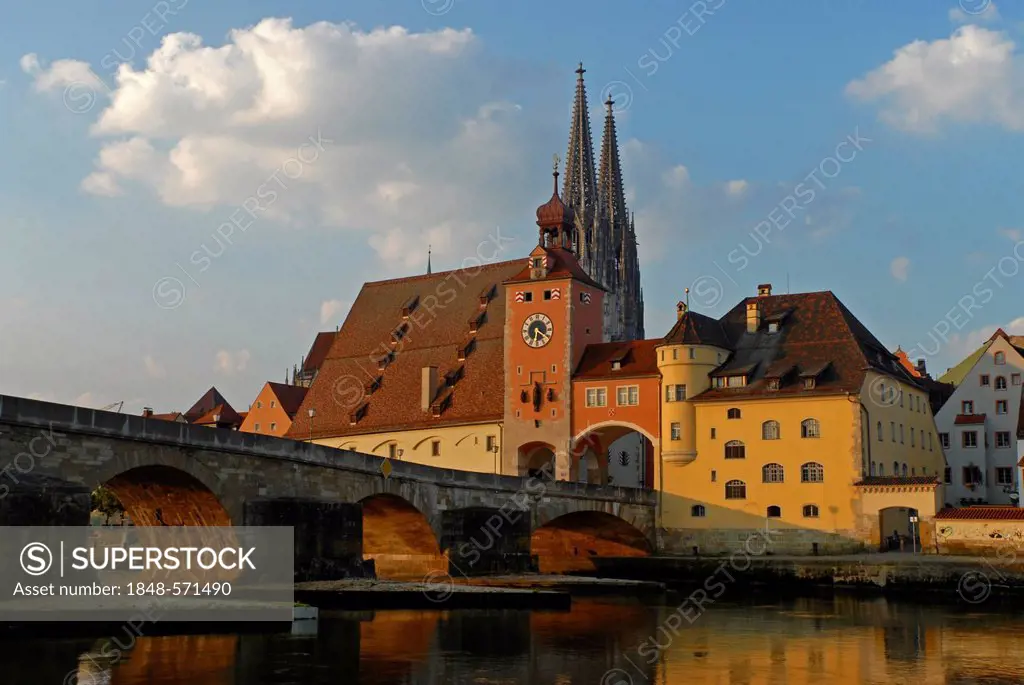 Steinerne Bruecke, Stone Bridge crossing the Danube river and the tower at the southern end of the bridge, the towers of the cathedral at back, Regens...