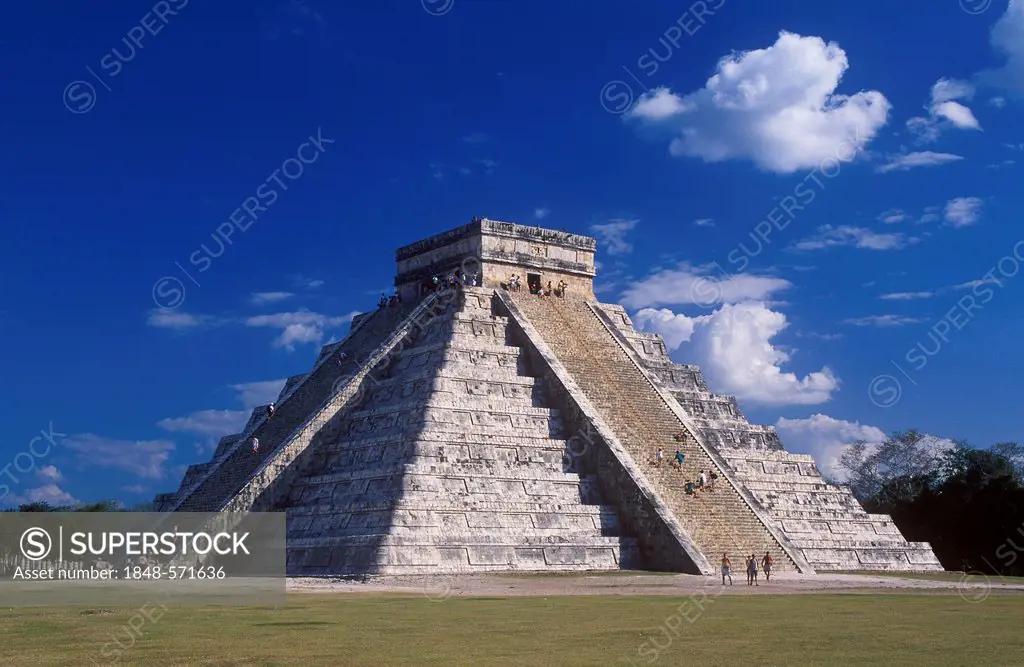 Pyramid of Kukulcan, Maya ruins of Chichen Itza, Yucatan, Mexico, North America