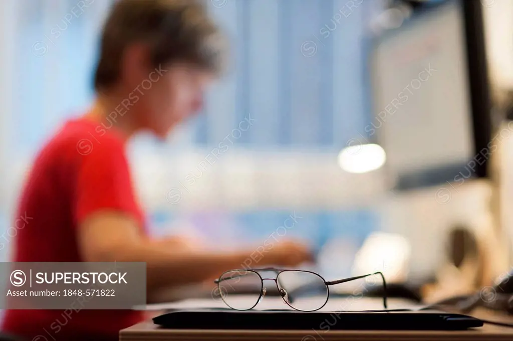 Woman sitting at a desk and working on a PC