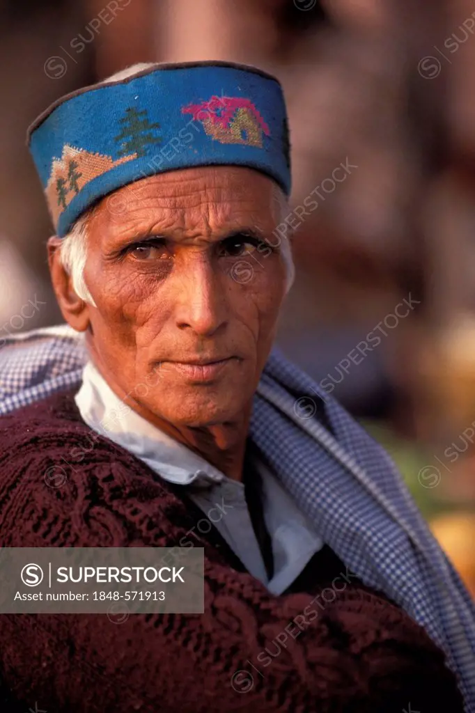Man with traditional headdress, portrait, Himachali, Shimla, Himachal Pradesh, India, Asia
