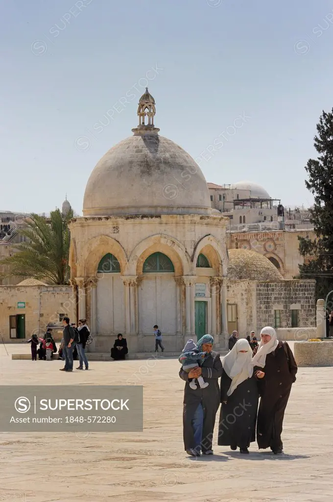 Israeli Palestinian women in front of the Ascension Church with its Byzantine dome on the Temple Mount, Muslim Quarter, Old City, Jerusalem, Israel, M...