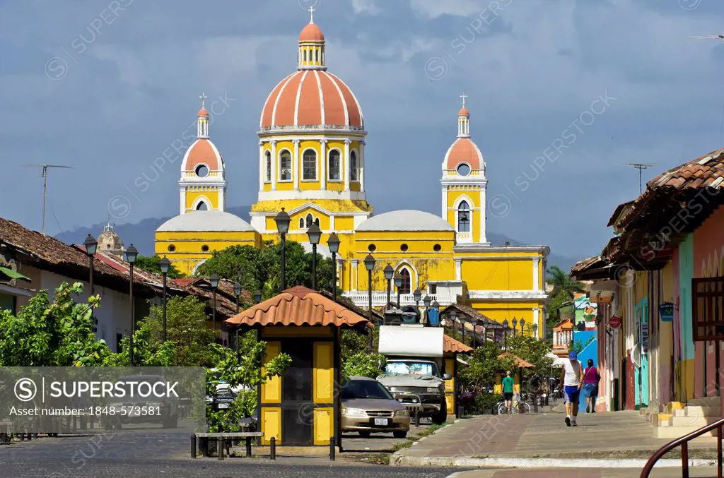Calle la Calzada street, main street, the Cathedral of Granada at the back, Granada, Nicaragua, Central America