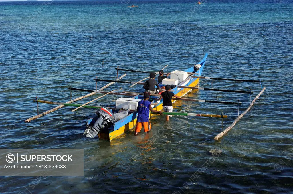 Outrigger canoes with goods from the town is departing, Biak Island, off the island of Papua New Guinea, Indonesia, Southeast Asia, Asia