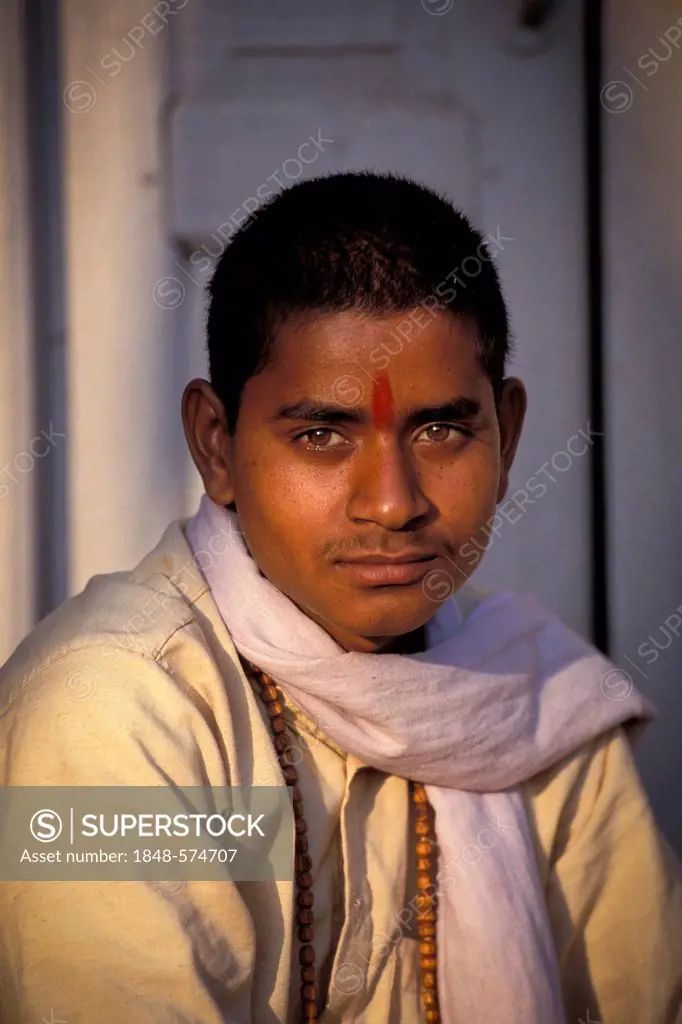 Young Indian man, portrait, Hindu, Khajuraho, Madhya Pradesh, India, Asia