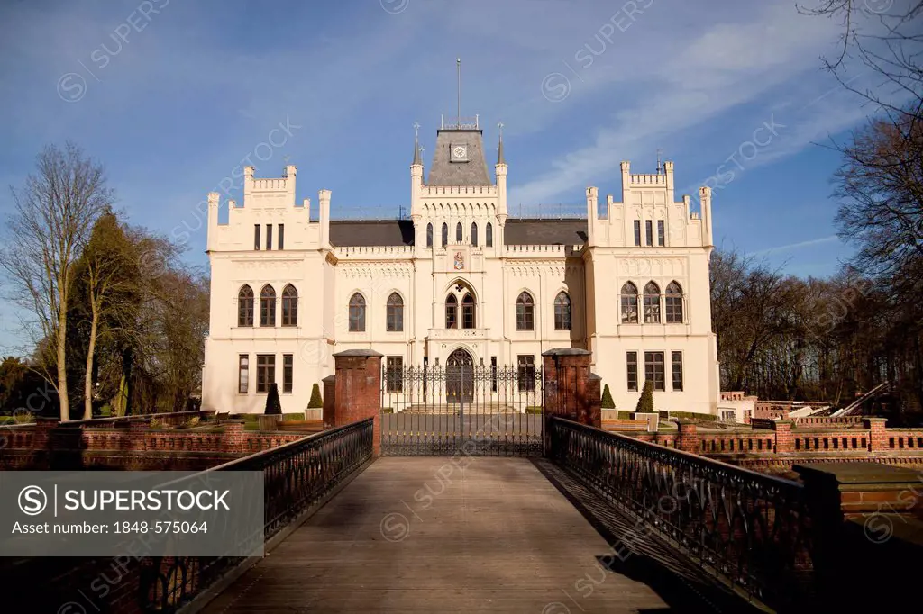 Wasserschloss Evenburg moated castle in the Loga quarter of Leer, East Frisia, Lower Saxony, Germany