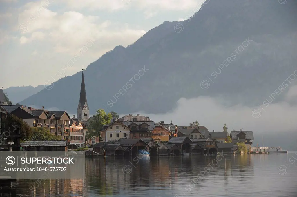 Hallstaettersee, Lake Hallstatt, morning fog, Hallstatt, Salzburg, Austria, Europe