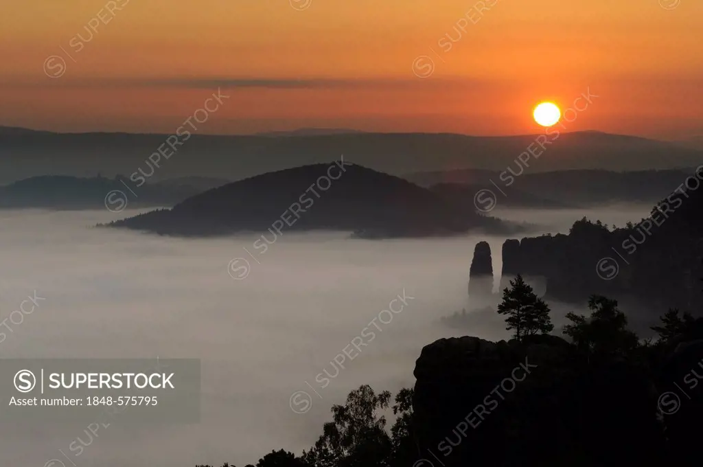 Fog in the Elbe Sandstone Mountains, sunrise over Blossstock rock, Saxony, Germany, Europe