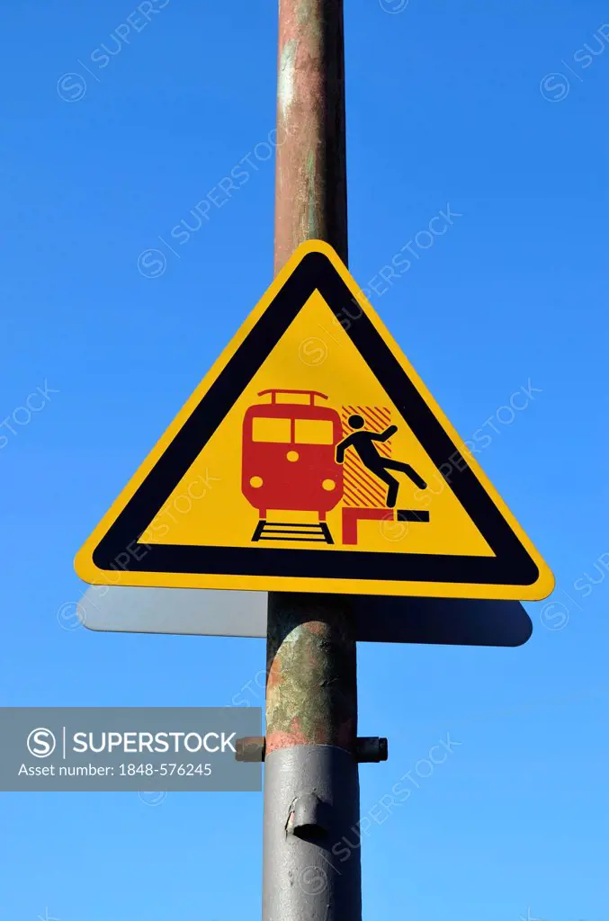 Warnign sign, warning of undertow and falling off the platform, Germany, Europe