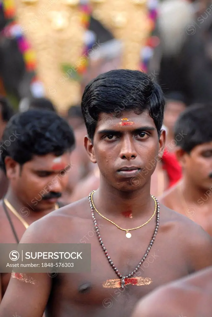 Young Brahmins, Hindu Pooram festival, Thrissur, Kerala, southern India, Asia