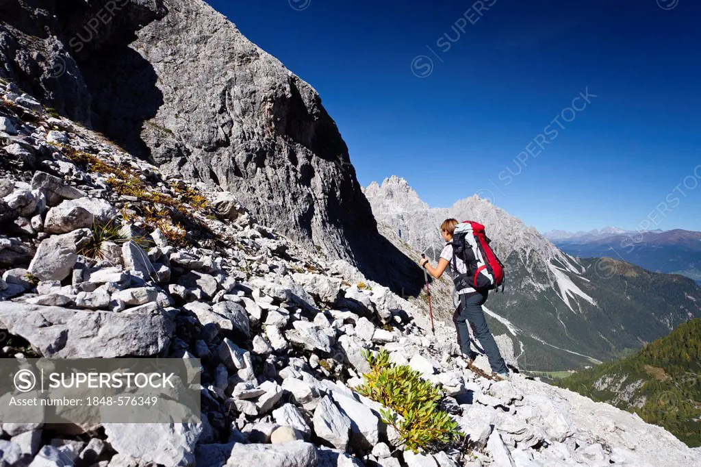 Hikers on the way to Strada degli Alpini through the Val Fiscalina, above the Rifugio Fondovalle, Mt Punta dei Tre Scarperi in the back, Sesto, Sexten...