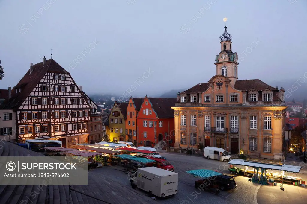 Market day in the square, Clausnitzerhaus building and the Baroque buildings Stellwaghaus and Widmanhaus at back, old town of Schwaebisch Hall, Baden-...