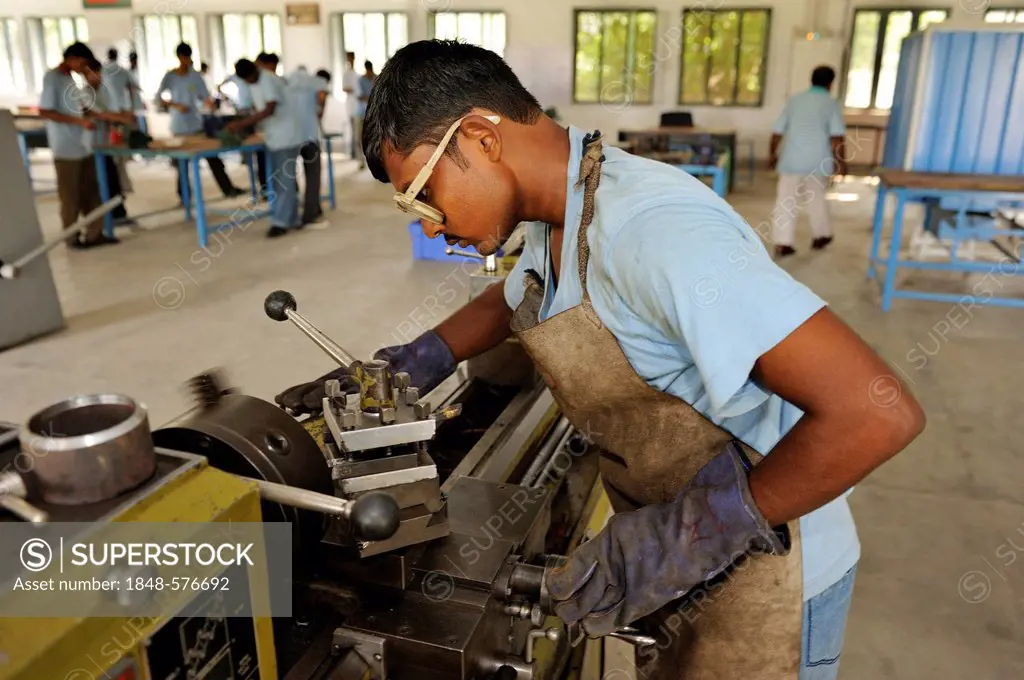 Vocational training as a metalworker, vocational student at a machine, Youhanabad, Lahore, Punjab, Pakistan, Asia