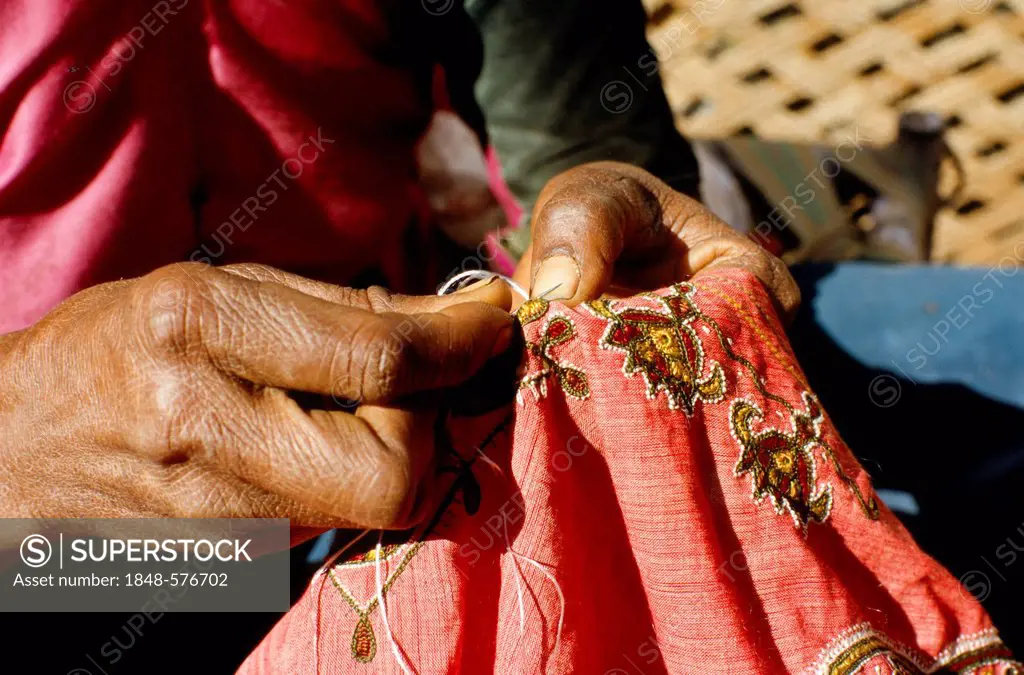 Woman making embroidery, villages in central Gujarat are famous for the different styles of embroidery, Bhirendiara, Gujarat, India, Asia