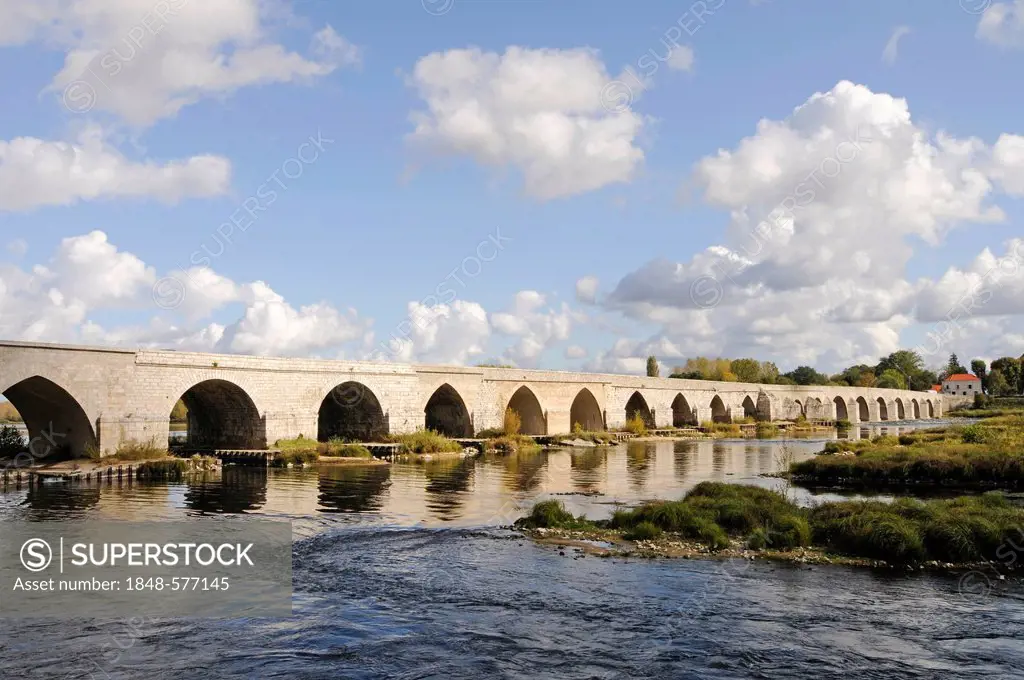 Bridge across the Loire river, Beaugency, village, parish, Oreleans, Loiret, Centre, France, Europe, PublicGround