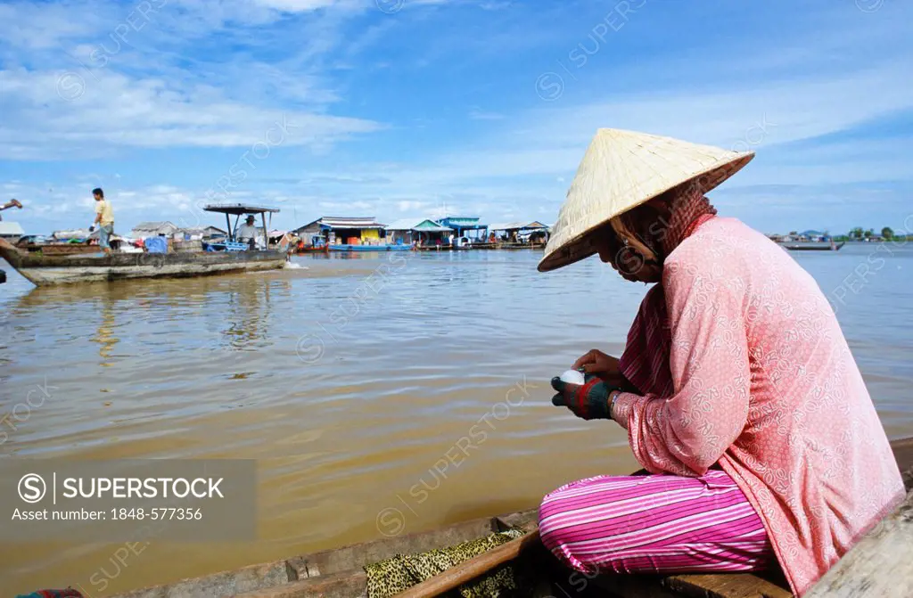Vietnamese woman living in one of the floating villages along Tonle Sap River, Kampong Chhnang, Cambodia, Southeast Asia