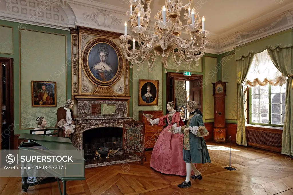Salon, 18th Century, with mannequins wearing rococo clothing, Kasteel Hoensbroek, Limburg, The Netherlands, Europe