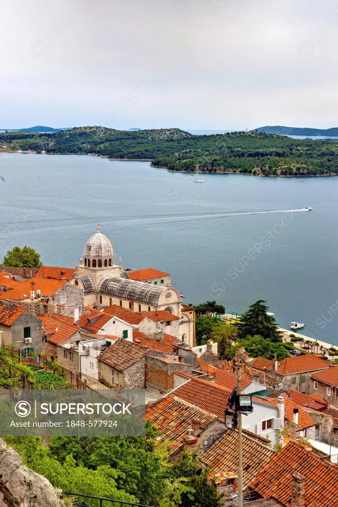 View of Sibenik with the dome of the Cathedral of St James, Katedrala svetog Jakova, central Dalmatia, Adriatic coast, Croatia, Europe, PublicGround