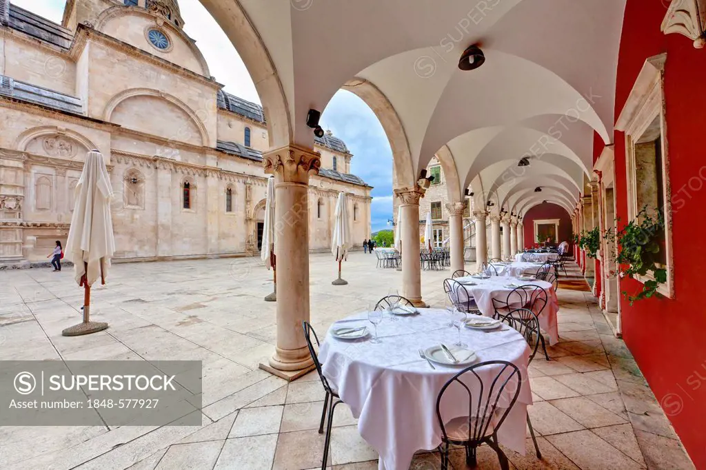 Restaurant in front of the Katedrala svetog Jakova, Cathedral of St. James, UNESCO World Heritage Site, Sibenik, central Dalmatia, Adriatic coast, Eur...