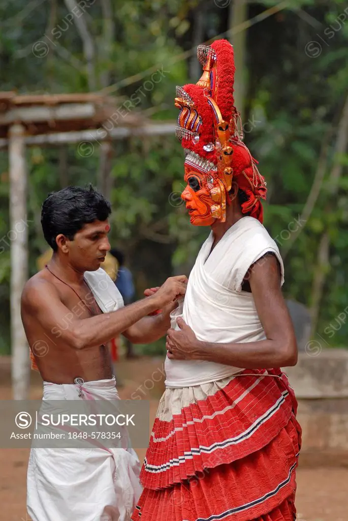 Theyyam performer preparing for a ritual, near Kasargod, North Kerala, South India, Asia