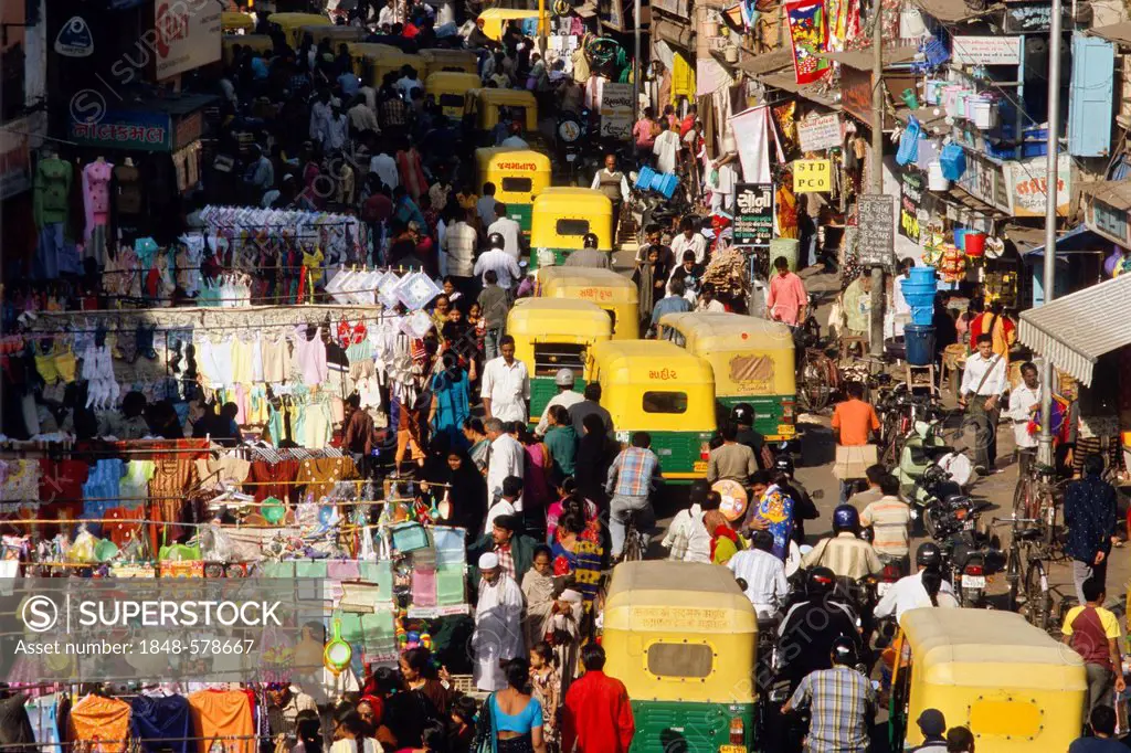 Heavy traffic in the capital of Gujarat, Ahmedabad, Gujarat, India, Asia