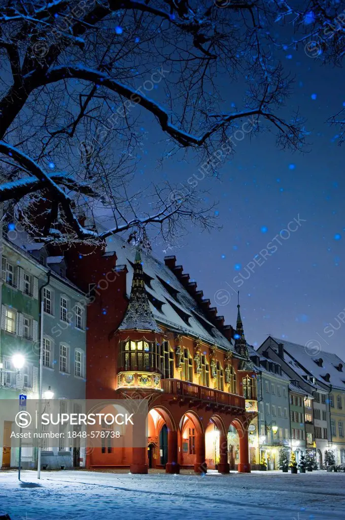 Snow-covered Muensterplatz square, Freiburg im Breisgau, Black Forest, Baden-Wuerttemberg, Germany, Europe