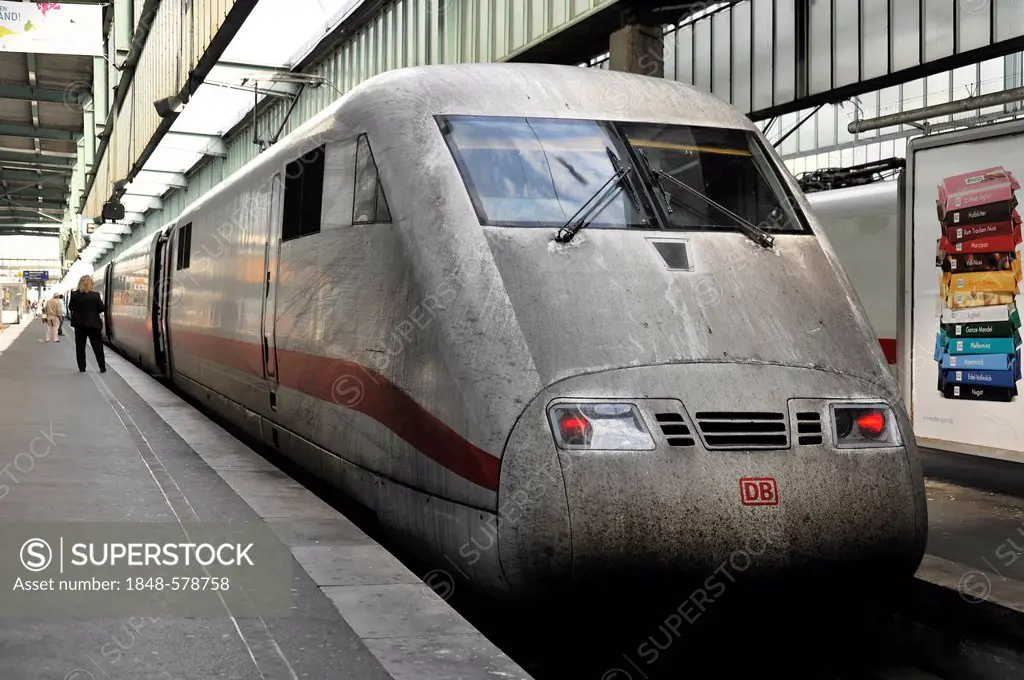 ICE, Intercity-Express, train at the platform, central station, Stuttgart, Baden-Wuerttemberg, Germany, Europe