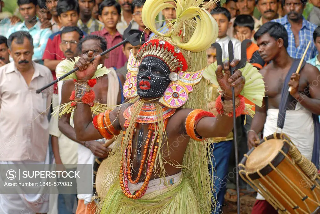 Theyyam performer and drummers during a ritual, near Kasargod, North Kerala, South India, Asia