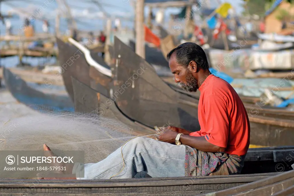Fisherman mending his nets, Kochi, Fort Cochin, Malabar Coast, Kerala, South India, India, Asia