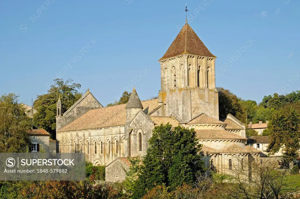 Eglise Saint Hilaire church, French Way, Way of St James, Melle, Poitiers, Department of Deux-Sevres, Poitou-Charentes, France, Europe, PublicGround