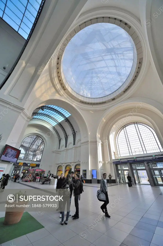 Unterm Strick, meeting point underneath the dome, Dresden's central railway station, Dresden, Saxony, Germany, Europe