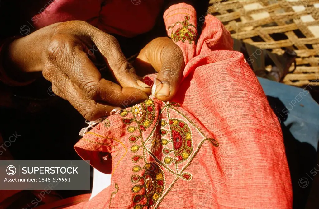 Woman making embroidery, villages in central Gujarat are famous for the different styles of embroidery, Bhirendiara, Gujarat, India, Asia