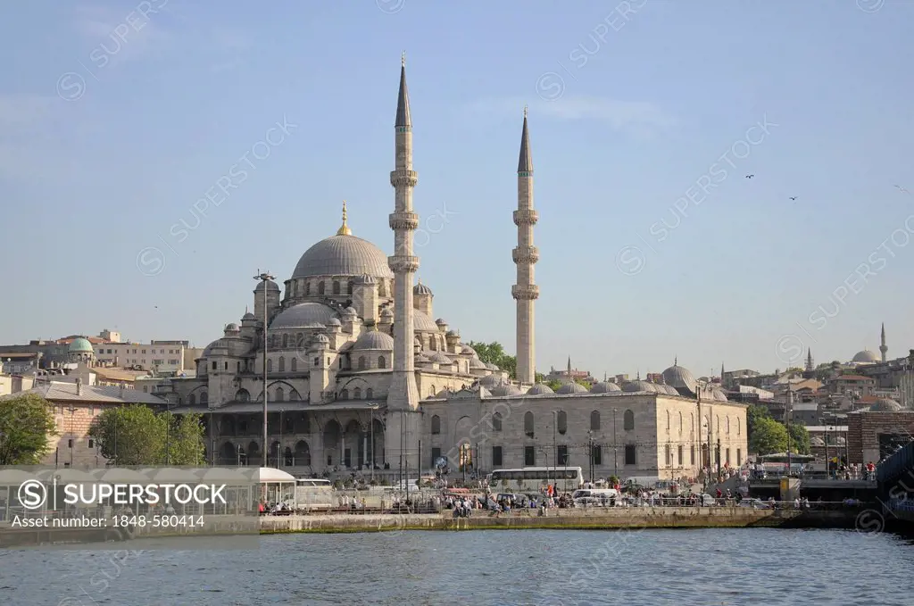 Yeni Camii or New Mosque, historic district of Istanbul, Turkey, Europe
