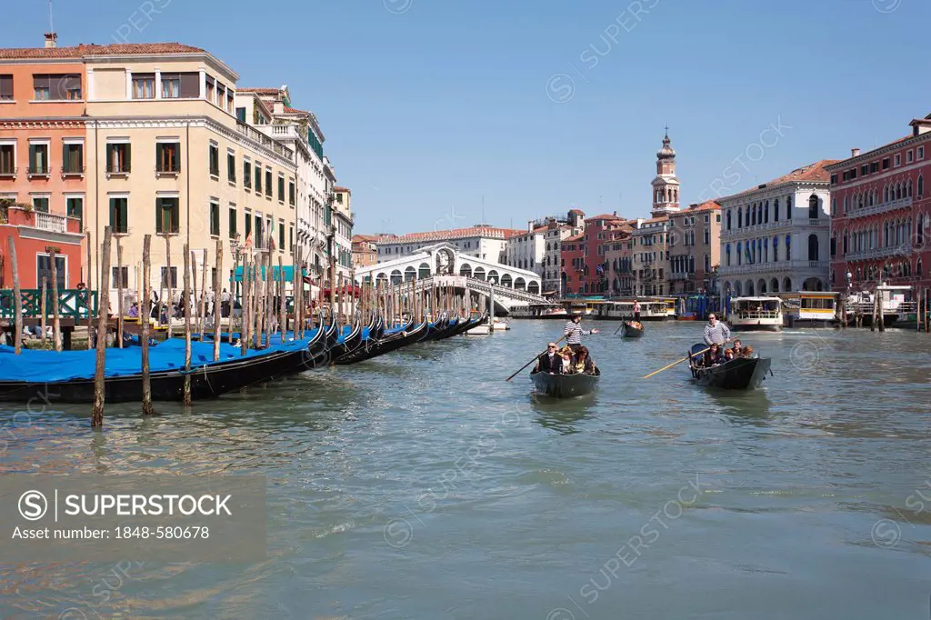 Canal Grande, Grand Canal with the Rialto Bridge, gondoliers in Venetian gondolas, passing docked gondolas, Venice, Italy, Europe