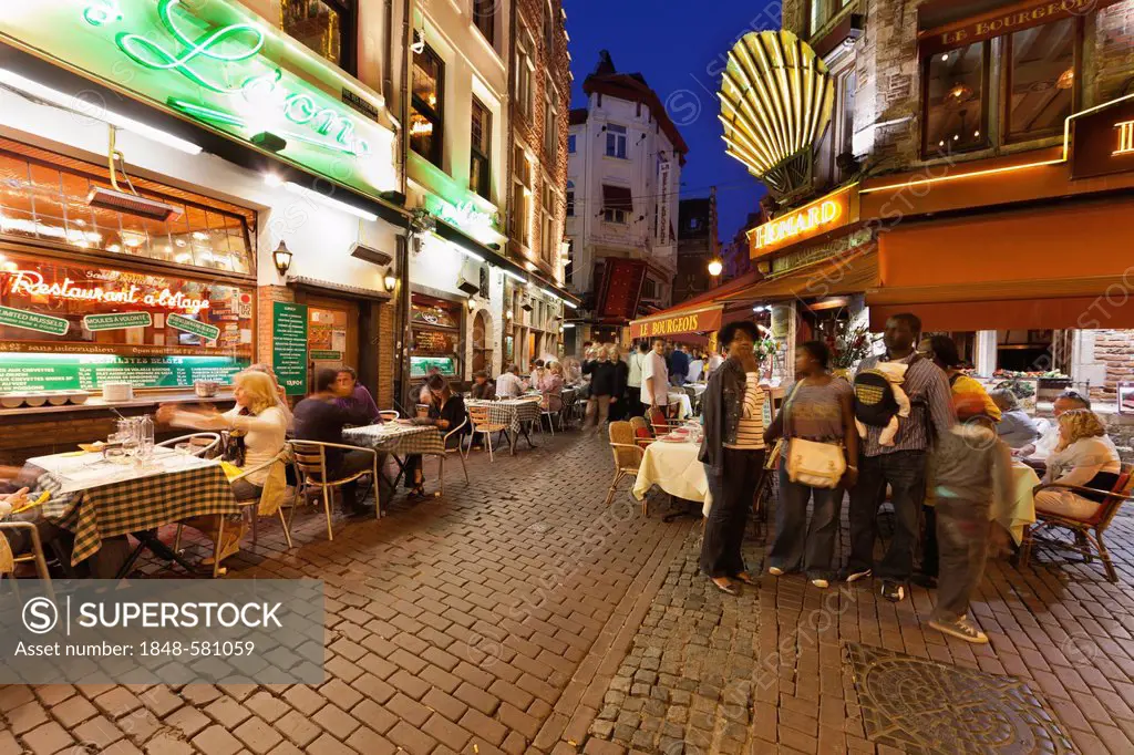 Guests sitting in street restaurants in the old town, Beenhouwersstraat, Brussels, Belgium, Europe