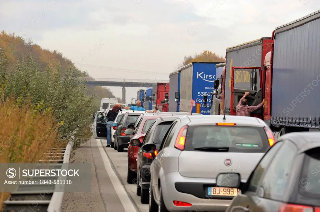 People leaving their cars during a traffic jam on the A61 Autobahn, motorway, between Gau-Bickelheim and Bad Kreuznach, Rhineland-Palatinate, Germany,...