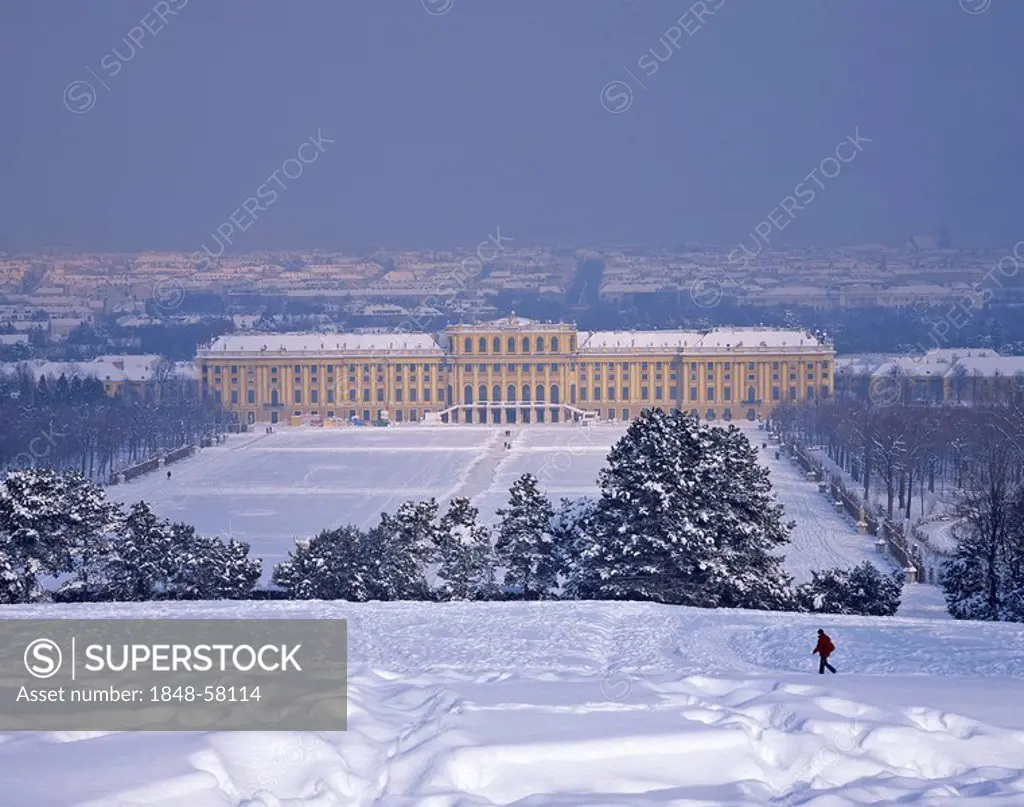 Schloss Schoenbrunn (Schoenbrunn Palace) in wintertime, Vienna, Austria, Europe