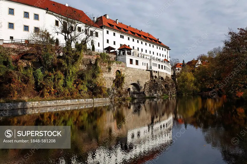 Facade of the five-star Hotel Ruze, former Jesuit monastery, reflected in the Vltava river, Cesky Krumlov, UNESCO World Heritage Site, South Bohemia, ...