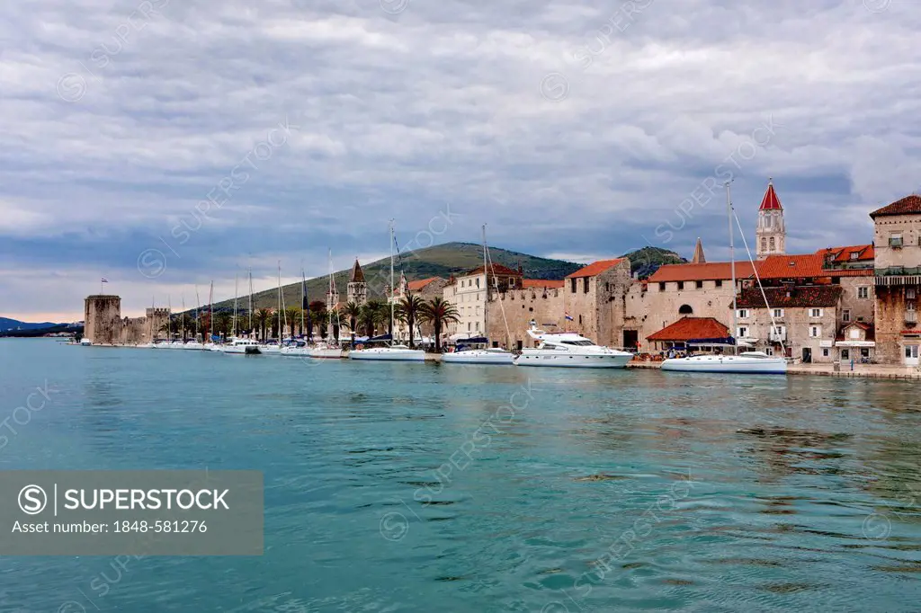 Riva promenade and palazzo, historic centre of Trogir, UNESCO World Heritage Site, Split area, central Dalmatia, Adriatic coast, Croatia, Europe, Publ...