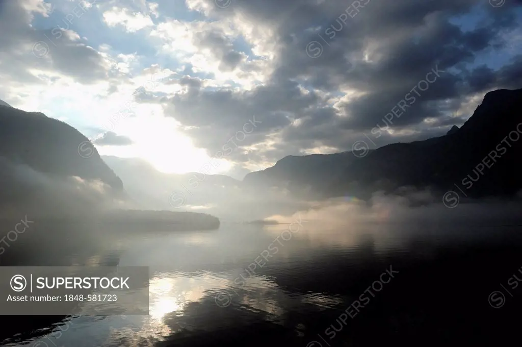 Hallstaettersee, Lake Hallstatt, morning mood, Hallstatt, Salzburg, Austria, Europe
