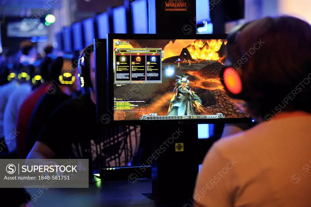 Visitors playing computer games at the Gamescom Computer Game Fair, Cologne, North Rhine-Westphalia, Germany, Europe