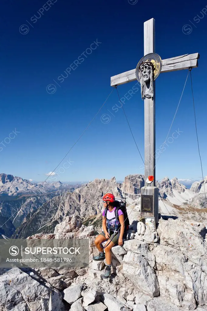 Climbers at the summit on Mt Paternkofel or Paterno, Mt Croda dei Rondi and Mt Croda Rossa in the back, Rienza valley below, Hochpustertal valley or A...