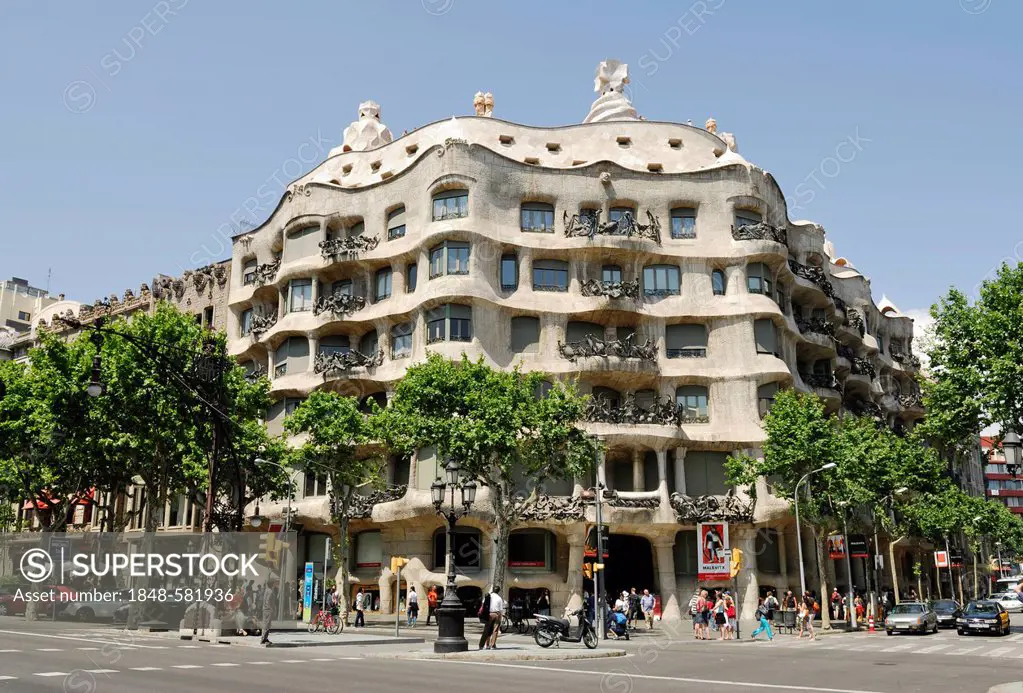 Casa Milà, La Pedrera, architect Antoni Gaudi, Passeig de Gracia, Eixample, Barcelona, Catalonia, Spain, Europe, PublicGround