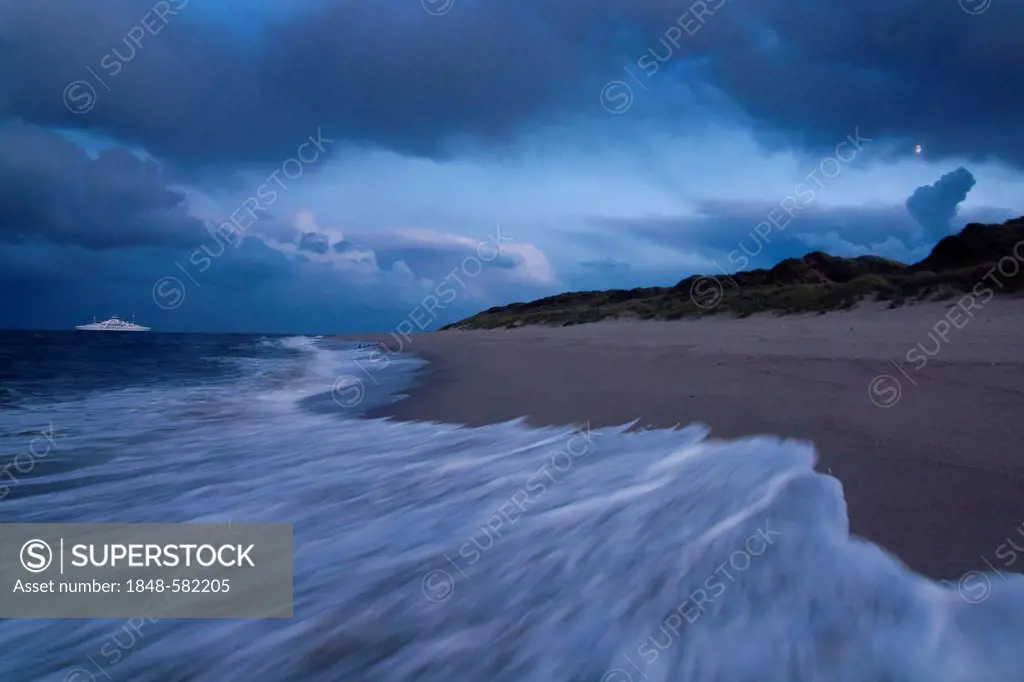 Evening mood at Ellenbogen peninsula with the Sylt ferry and the moon, List, Sylt Island, Schleswig-Holstein, Germany, Europe