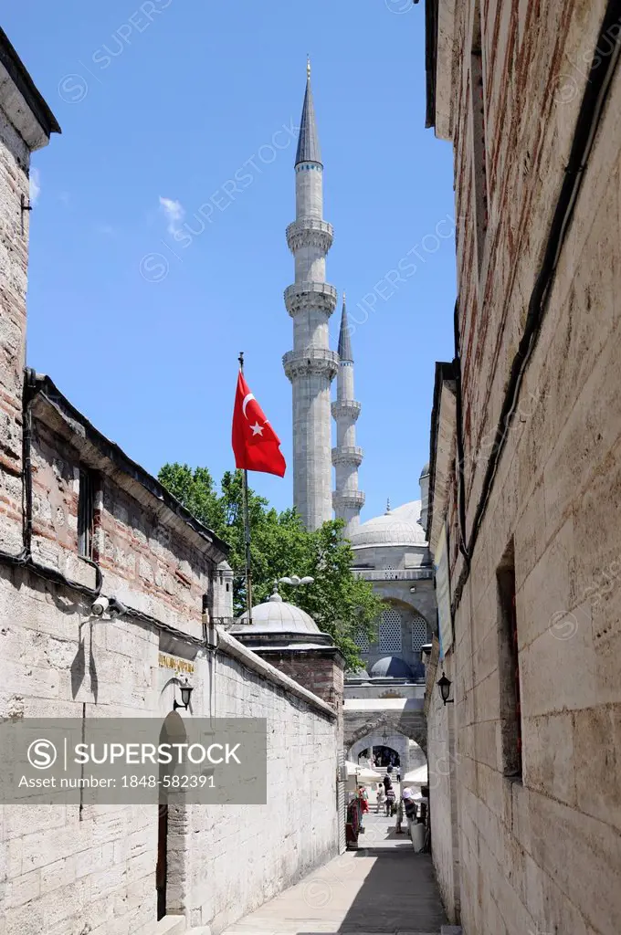 Narrow lane leading to Suleymaniye Mosque, Sueleymaniye Camii, old town, Istanbul, Turkey, Europe
