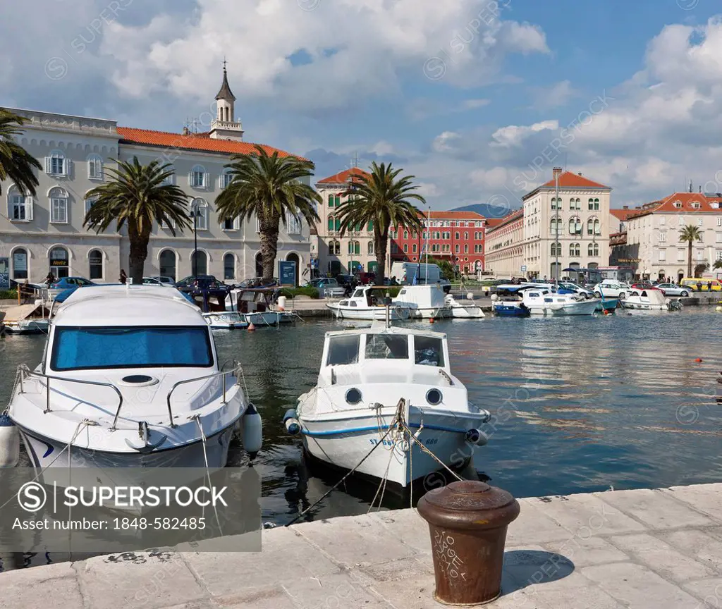 Riva promenade at the port of Split, looking towards the Diocletian's Palace, Split, Central Dalmatia, Dalmatia, Adriatic coast, Croatia, Europe, Publ...