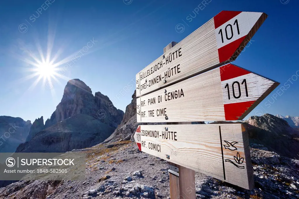 Signpost on the trail up to Mt Paternkofel or Paterno, above the Rifugio Zsigmondy-Comici, at the Forcella Pian di Cengia pass, Mt Zwoelferkofel or Cr...