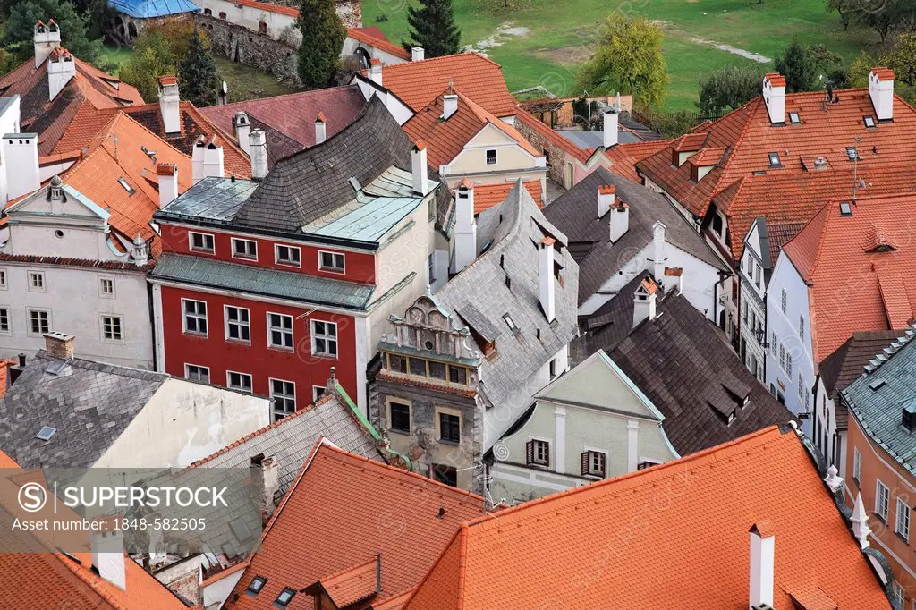 Views across the rooftops of Cesky Krumlov, UNESCO World Heritage Site, South Bohemia, Bohemia, Czech Republic, Europe